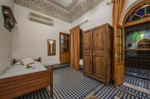 Postel nebo postele na pokoji v ubytování Riad Sara