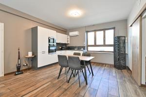 a kitchen and dining room with a table and chairs at Studio 42m² Design in Annecy