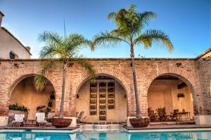 Bazén v ubytování Hacienda Sepulveda Hotel & Spa nebo v jeho okolí