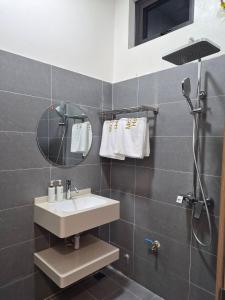 a bathroom with a sink and a mirror at MR SIETS hotel in Châu Xá