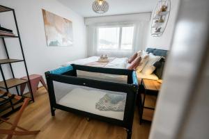 a small room with a bed and a couch at BASEKAMP Horizon I Luzern I Familie I Pilatus in Lucerne