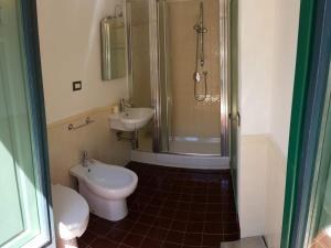 チェファルにあるTerrazza Spinolaのバスルーム(トイレ、シャワー、シンク付)