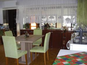 ห้องอาหารหรือที่รับประทานอาหารของ Pension Zum Köhler
