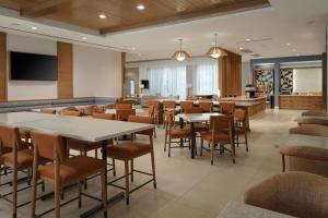 a restaurant with tables and chairs and a bar at SpringHill Suites by Marriott Ventura Oxnard in Oxnard