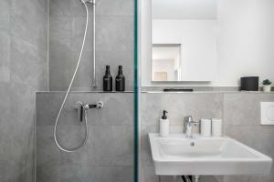 a bathroom with a shower and a sink at BASEKAMP Horizon I Luzern I Familie I Pilatus in Lucerne +83 photos