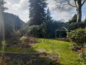 a garden with a gazebo in the grass at Eichhörnchen, Ferienwohnung in Schneverdingen