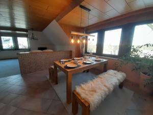 a table and bench in a room with windows at Eichhörnchen, Ferienwohnung in Schneverdingen