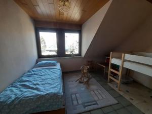 a small room with a bed and a window at Eichhörnchen, Ferienwohnung in Schneverdingen