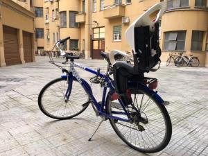 un vélo garé dans une rue avec un compteur de stationnement dans l'établissement Bed&BikeRome Suite, à Rome