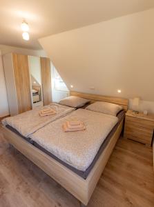 a bedroom with a bed with two towels on it at Ferienwohnung Tietze in Fockendorf