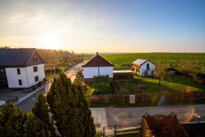 an aerial view of a house and a farm at Ferienwohnung Tietze in Fockendorf