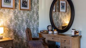 a dressing room with a mirror and a wooden desk at The Plough in Alnwick
