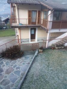 a house with a balcony and a walkway at Camera Fenis in Fenis