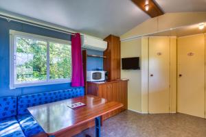 a small room with a table and a window at Mon Gite En Camargue in Le Cailar