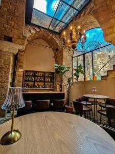 a dining room with a table and a bar at Boutique Hotel Beit el Nessim in El Mîna