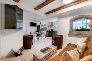 a living room with a couch and a kitchen at Ferienwohnungen Knodel in Sachsenheim