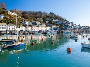 a group of boats in the water in a harbor at 2 Bed in Liskeard oc-landc in Duloe