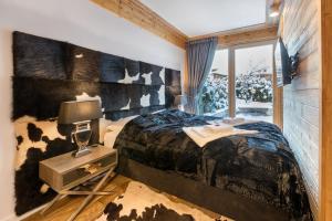 ザコパネにあるApartamenty Pod Giewontem Lux&Spa Zakopaneのベッドルーム(ベッド1台、窓付)