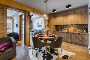 Kuchyňa alebo kuchynka v ubytovaní Apartamenty Pod Giewontem Lux&Spa Zakopane
