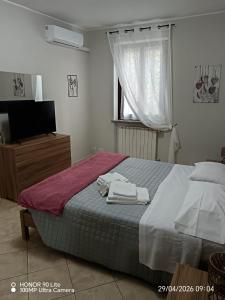 a bedroom with a bed with towels on it at Serena House in Robella