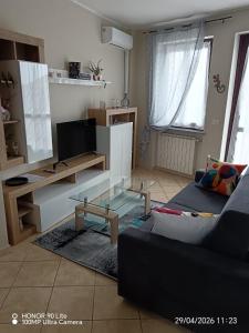 a living room with a couch and a glass table at Serena House in Robella