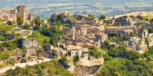 a village on the side of a mountain at Une escapade en Provence in Pertuis