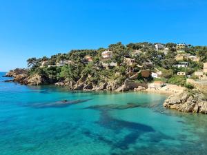 an aerial view of a beach with houses at Une escapade en Provence in Pertuis
