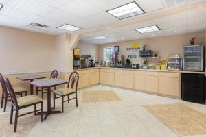 A restaurant or other place to eat at Days Inn by Wyndham Waycross