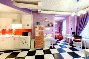 - une cuisine avec un sol en damier et des murs violets dans l'établissement WonderHostel Central, à Saint-Pétersbourg