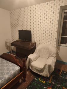 a bedroom with a desk and a bed and a piano at Chambre pèlerinage in Saint-Hilaire-la-Palud +10 photos