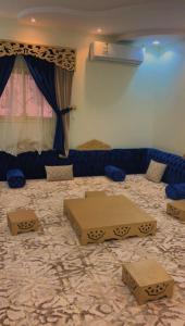 a room with boxes on the floor with a couch at Alnozhah in Ḑurumā