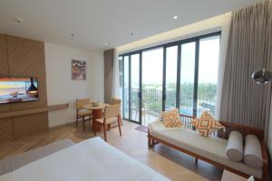 a hotel room with a couch and a living room at Mona Luxe Apartment Hoi An in Hà My Tây (2)