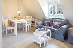 a living room with a couch and a table at Auster Holte Hüüs in List