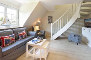a living room with a couch and a table at Auster Holte Hüüs in List