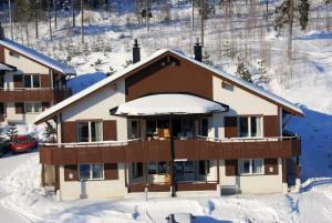 an aerial view of a house in the snow at Alppitalo 3 as 3 in Tahkovuori