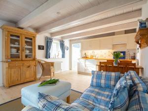 a living room with a couch and a kitchen at Haus Quitte in Kühlungsborn
