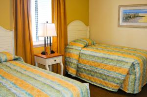 ein Hotelzimmer mit 2 Betten und einem Fenster in der Unterkunft Sandy Shores III by Capital Vacations in Myrtle Beach