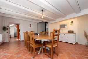 a kitchen and dining room with a table and chairs at Maison familiale 10 personnes in Bannalec