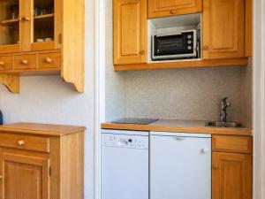 a kitchen with a sink and a microwave at Appartement au cœur de La Clusaz, animaux acceptés - FR-1-304-7 in La Clusaz +2 photos