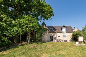 an old stone house with a large yard at Maison D'hôtes De Calzac Moulin - in Le Gorvello