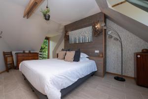 a bedroom with a large white bed in a room at Maison D'hôtes De Calzac Moulin - in Le Gorvello