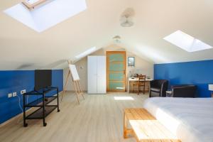 a bedroom with a bed and a blue wall at Maison d'hotes Les Cagouilles in Virson