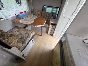 an overhead view of an rv with a table and chairs at Bed and Breakfast Reestdal in Meppel