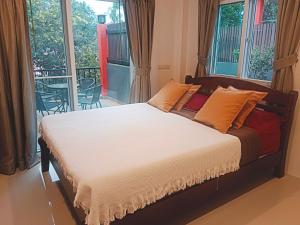 a bedroom with a bed and a balcony at Elevated Bungalow House 5 min from the beach 3-6 in Nathon Bay