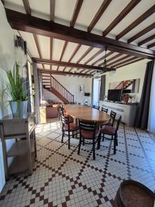 a kitchen and dining room with a table and chairs at Le Longbeach 1 in Longueville