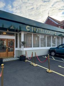 ein Hotelococo-Gebäude mit rotem Seil davor in der Unterkunft Hotel Coco in Felixstowe