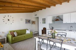 a living room with a green couch and a table at Albicocca in Tignale