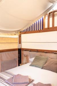 a bedroom with a bed in a room at Glamping Italia 90 Mini Lodges in Domaso