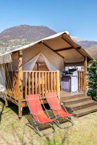 two chairs sitting in front of a tent at Glamping Italia 90 Mini Lodges in Domaso