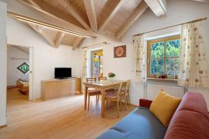 a living room with a table and a couch at Getzenbergerhof in Chienes